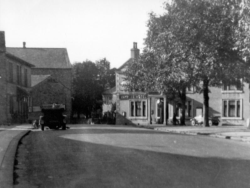 Main St and Maypole Hotel c 1930.JPG - Main St & Maypole Hotel c 1930 ( Can anyone identify the make of cars? )
